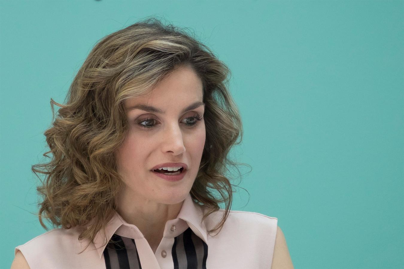 Sin duda es el peinado perfecto si quieres lucir una melena con cuerpo y volumen. Doña Letizia se apunta también a este peinado para darle volumen a su media melena.