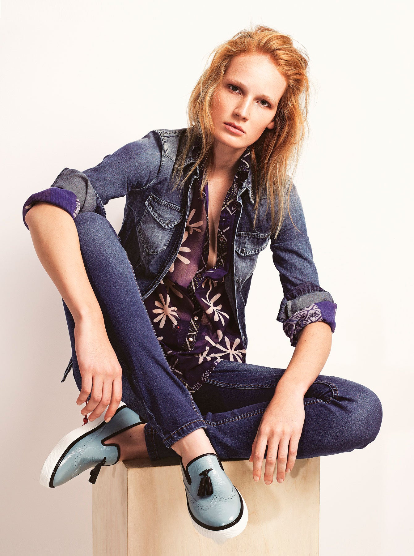 En esta página, camisa de flores (59 €) y pantalones (79 €) de Desigual.La camisa vaquera es de Gas y los zapatos, de Hermès. Estilismo: José Herrera. Maquillaje y peluquería: Marina Alejandre (Talents) para Chanel y Art Lab Aveda.