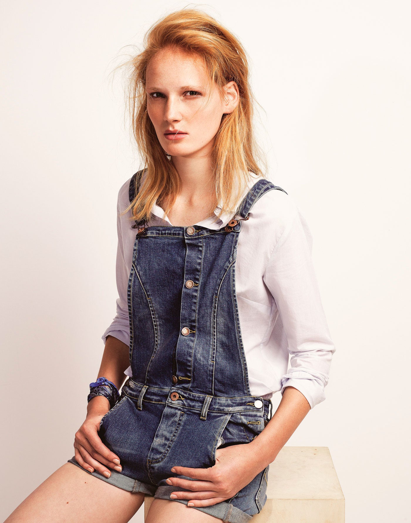 Peto vaquero de Trussardi Jeans y camisa de American Vintage (80 €). El pañuelo de la muñeca es vintage. Estilismo: José Herrera. Maquillaje y peluquería: Marina Alejandre (Talents) para Chanel y Art Lab Aveda.