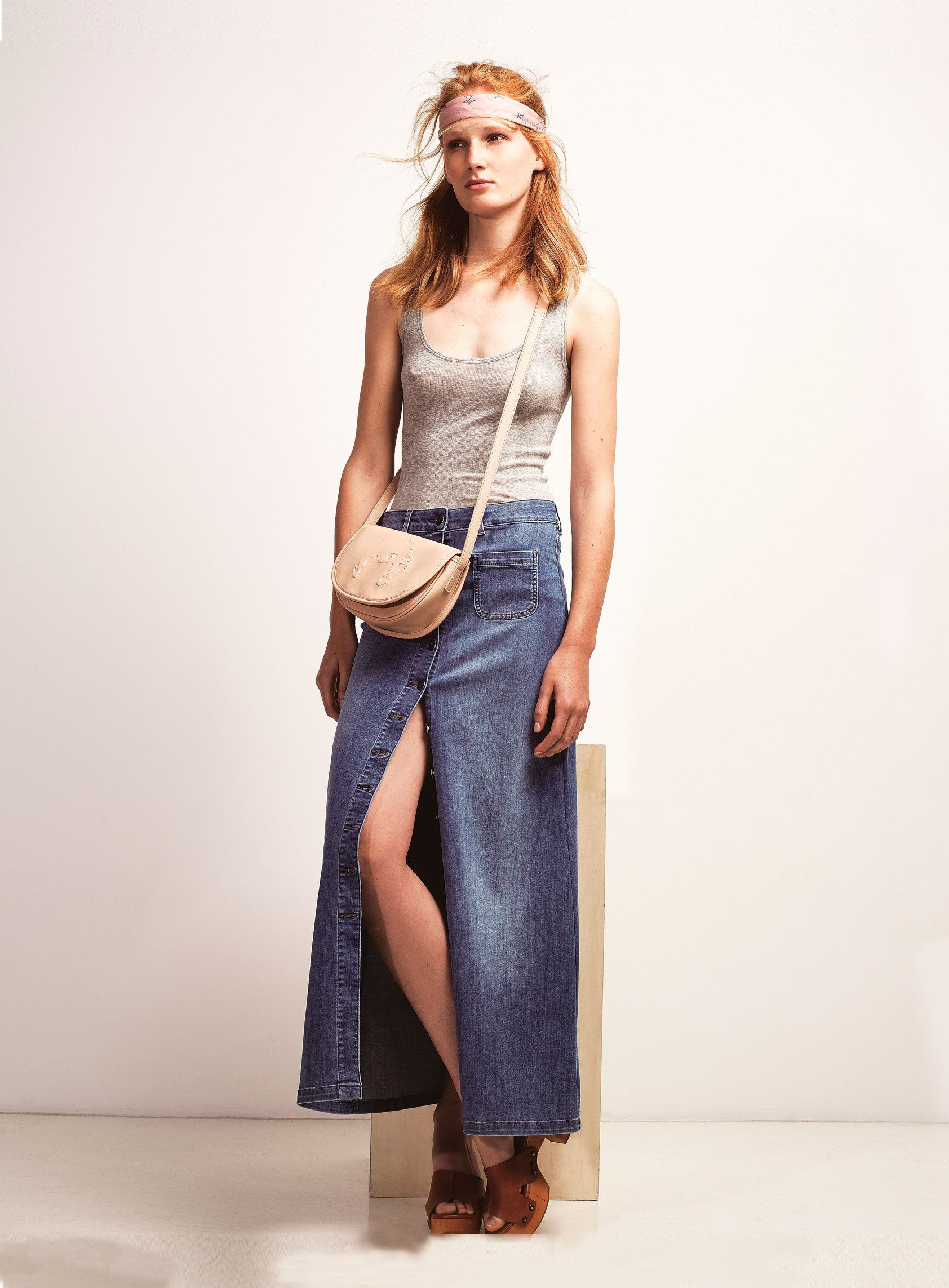 Camiseta jaspeada de American Vintage (35 €), falda de Liu Jo (119 €), bandolera de Dolores Promesas (59,90 €) y zuecos de Robert Clergerie. El pañuelo es vintage. Estilismo: José Herrera. Maquillaje y peluquería: Marina Alejandre (Talents) para Chanel y Art Lab Aveda.