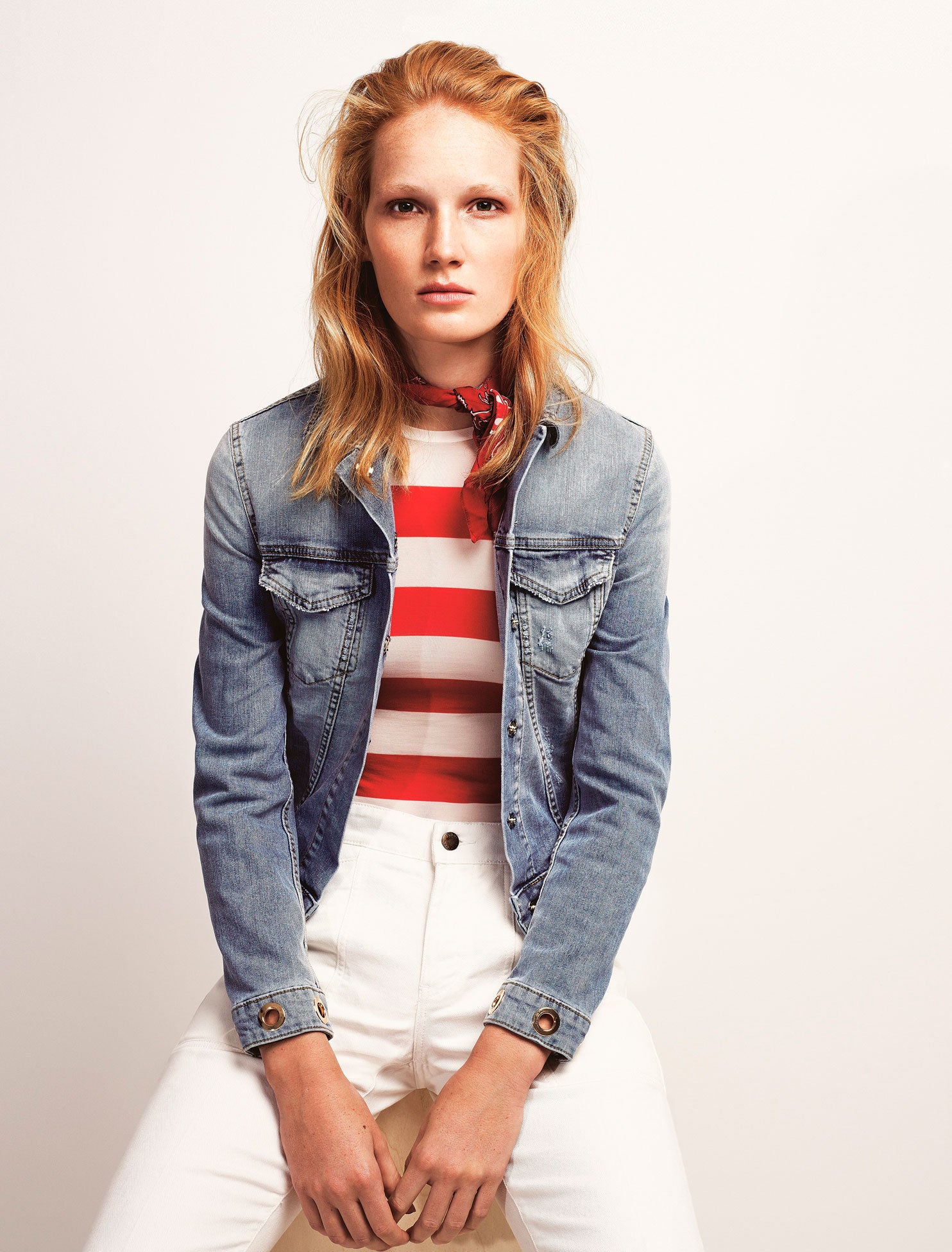 Bajo una cazadora de Liu Jo (263 €), camiseta de rayas, de Max Mara. Los vaqueros blancos son de Tommy Hilfiger (139 €). Pañuelo vintage. Estilismo: José Herrera. Maquillaje y peluquería: Marina Alejandre (Talents) para Chanel y Art Lab Aveda.