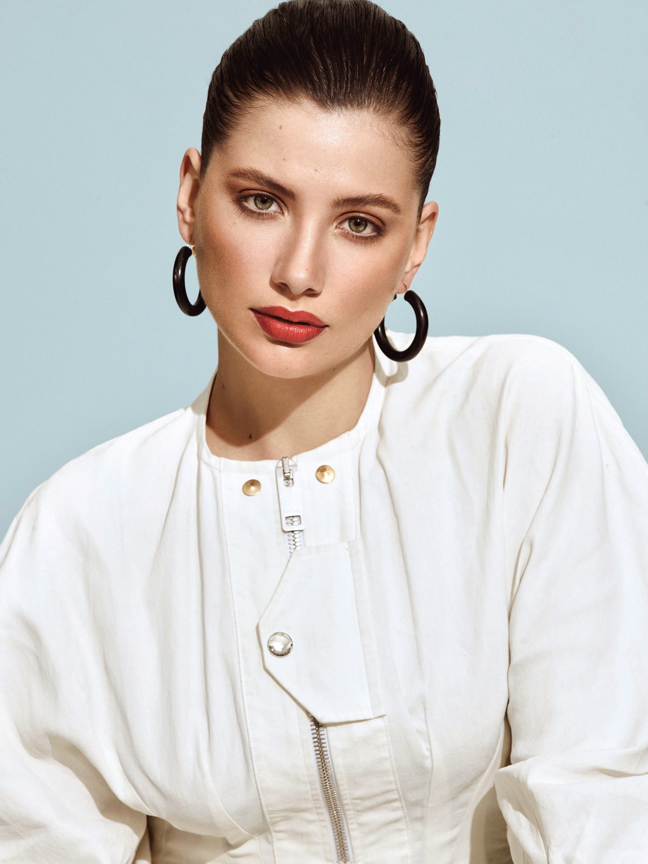 El maquillaje de Max Factor se centra en una mirada de trazos estructurados y atrevidos. ¿La clave? Una línea que atraviesa en blanco y un "rabillo" del ojo con color. Top de Kenzo. Estilismo: Carolina Badía. Maquillaje y peluquería: Miguel Álvarez (Ana Prado) para Max Factor y Wella.