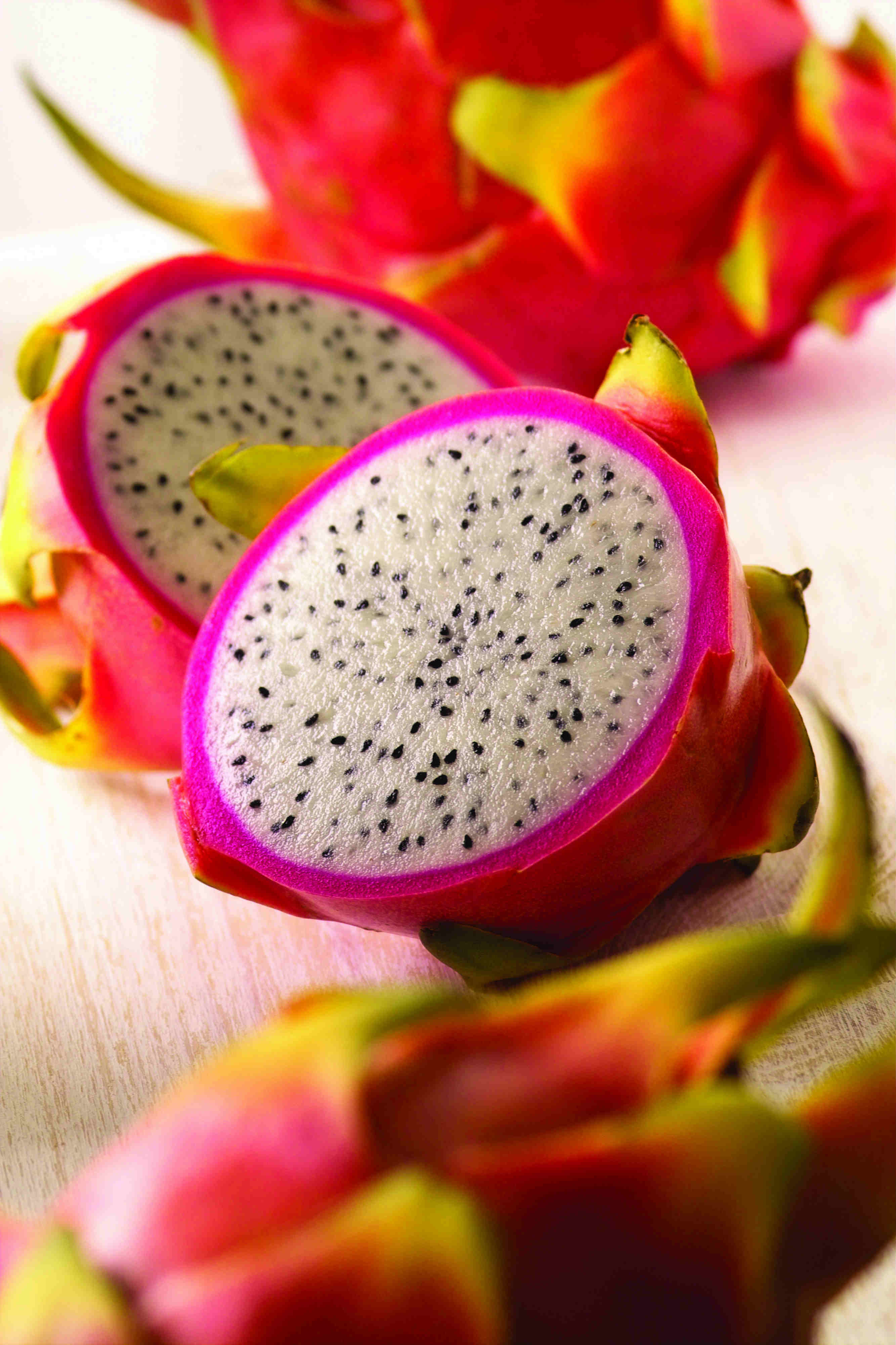 La conocida Dragon Fruit es una fruta extraña y preciosa: con un exterior rosa con estamas terminando en color verde, carne blanca y llena de semillas como los kiwis. Su sabor es suave y ligeramente dulce, además es una fruta baja en calorías y puede llegar a pesar 150 a 600 gramos.