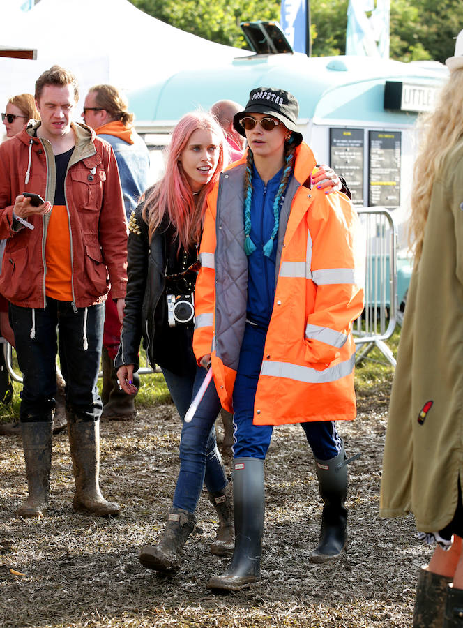 Los looks de Cara Delevigne nunca pasan desapercibidos, ni siquiera como asistente al conocido festival de música