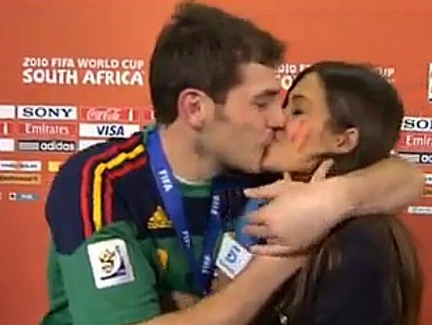 Galería. El beso de Íker y Sara en el Mundial de 2010.