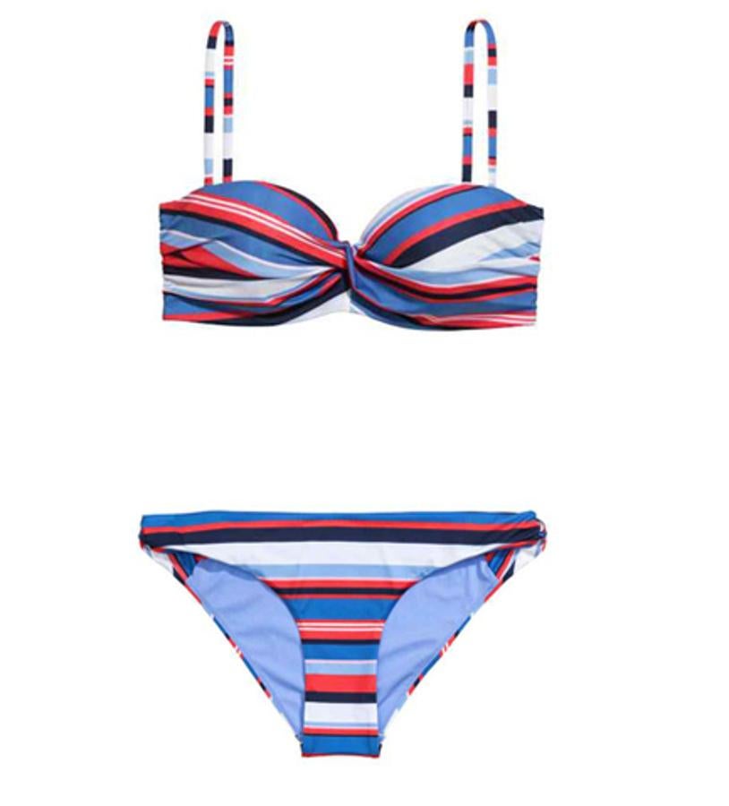 A rayas en azul, blanco y rojo, la propuesta de de H&M (Precio: 14.99 euros la parte superior y 9.99 euros la inferior).