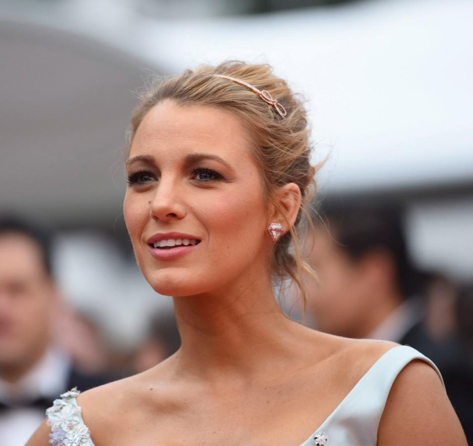 Blake Lively con una finísima diadema con un pequeño lazo adornando su recogido informal.