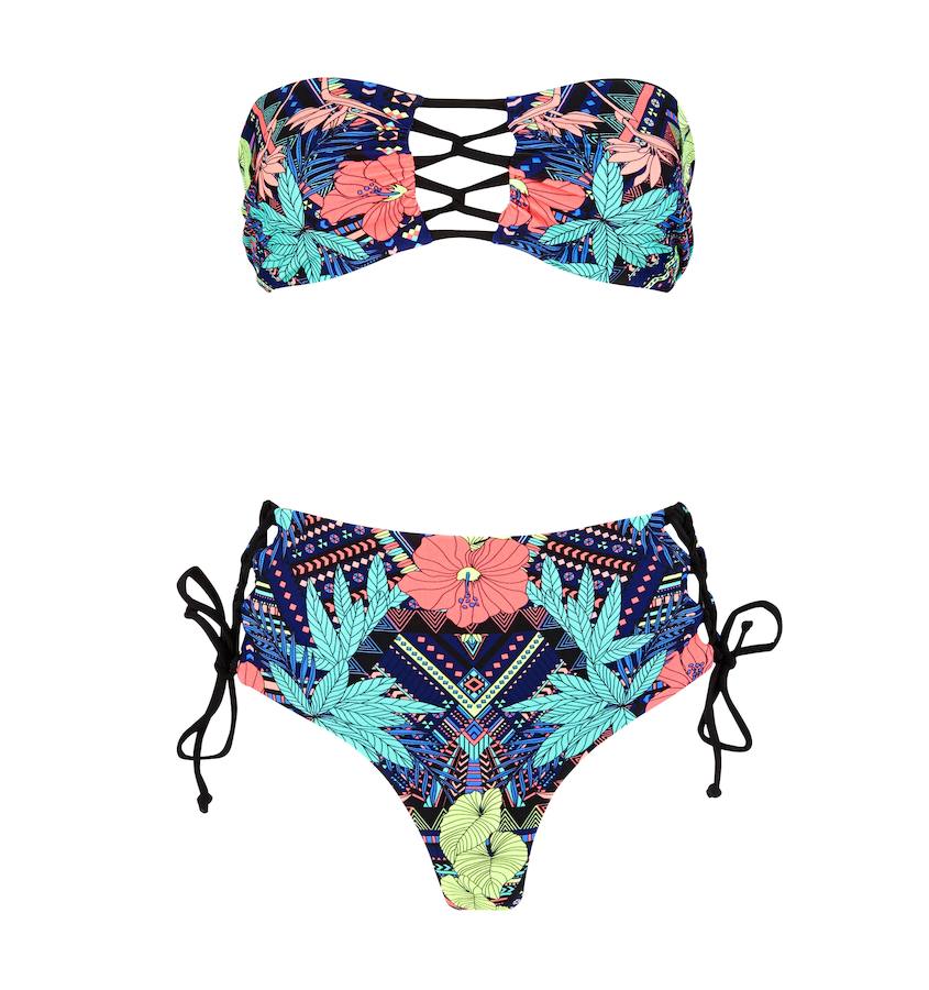 El escote bandeau y las braguitas de talle alto, una combinación estrella para el verano por la que apuesta Bershka (CPV).