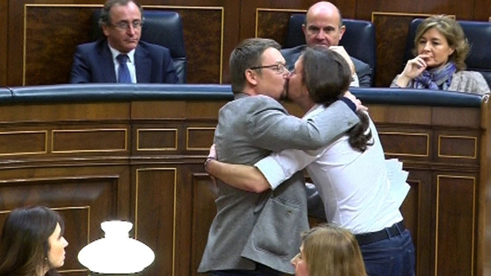 En marzo de este año, tuvimos uno de los besos políticos más mediáticos en nuestro país: el que le dio Pablo Iglesias a Xavier Doménech, líder de En Comú Podem, tras la intervención de este en el Congreso de los Diputados.