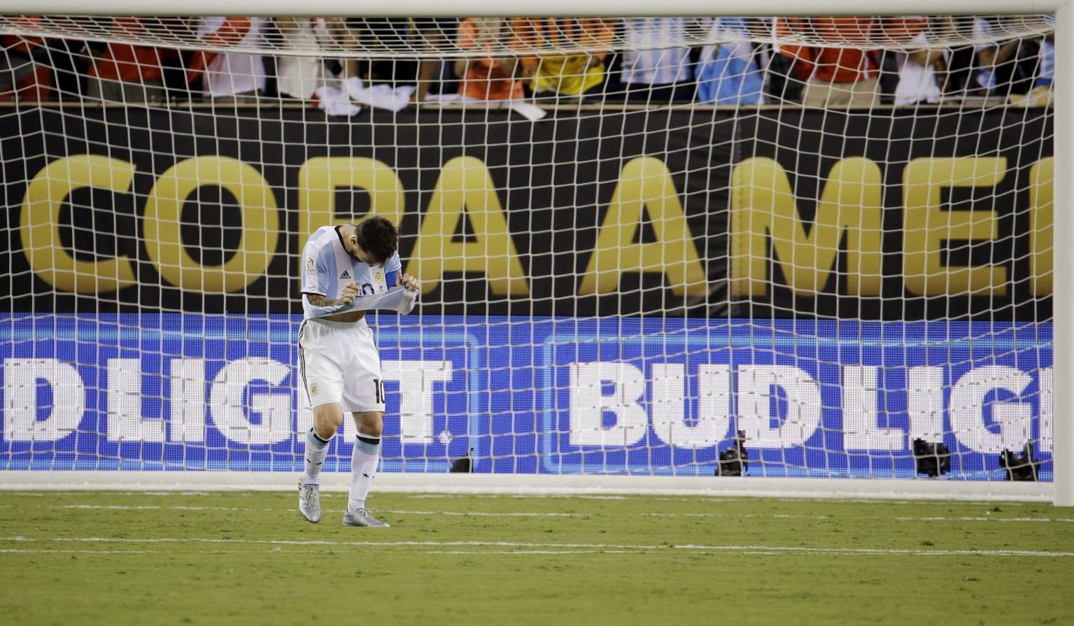 La camiseta de Argentina no fue suficiente para tapar el dolor y la decepción de Leo Mess.