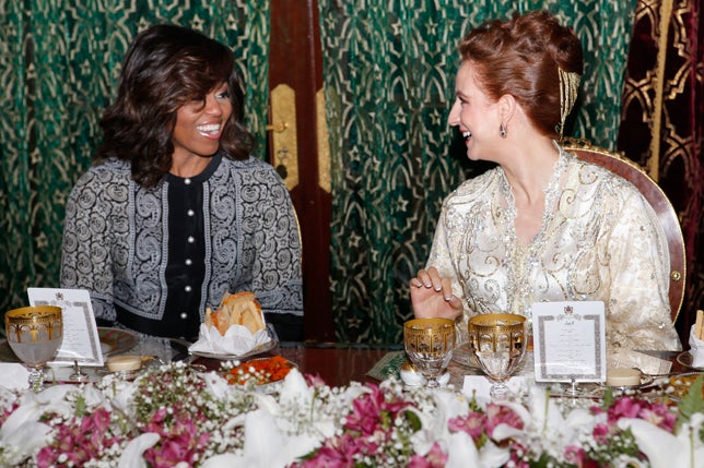 Para despedirse de Marruecos y acudir a la cena de gala ofrecida por la Reina de nuestro país vecino, Michelle Obama se decantó por este vestido de inspiración árabe de Altuzarra.