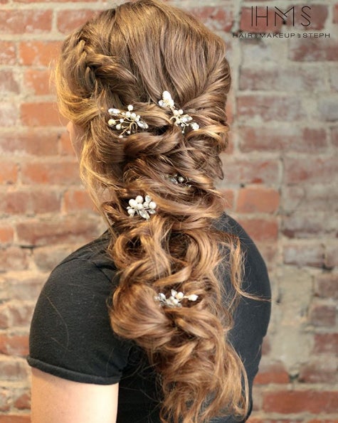 Si te vas a casar y buscas inspiración para tu peinado y tu maquillaje tienes que seguir a Stephanie Brinkerhoff, una maquilladora y estilista que se ha especializado en novias y que cada día cuelga en su cuenta de Instagram peinados románticos, perfectos para el día B.