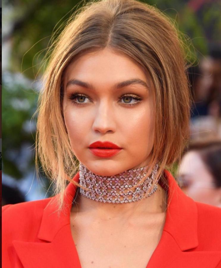 Es uno de los maquilladores de las famosas más prestigioso en Hollywood. Actrices como Jessica Alba, Olivia Munn… Modelos como Gigi Hadid, Alessandra Ambrosio, Kendall Jenner, Bella Hadid… y celebrities como Kylie Jenner acuden a él cada vez que tienen que ir un evento. Lo mejor: Patrick Ta nos cuenta en su cuenta de Instagram los pasos y los productos para elaborar los maquillajes más sofisticados.