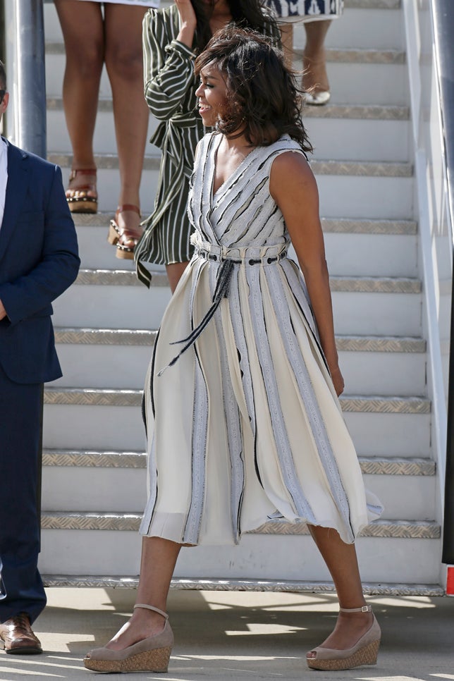 Michelle Obama 'repitió' marca en la maleta de grandes firmas que preparó para este viaje por Liberia, Marruecos y España. En este caso, el doblete le corresponde a Proenza Schouler, pero también la hemos visto estos días con looks de Marni, Peter Pilotto o Altuzarra.