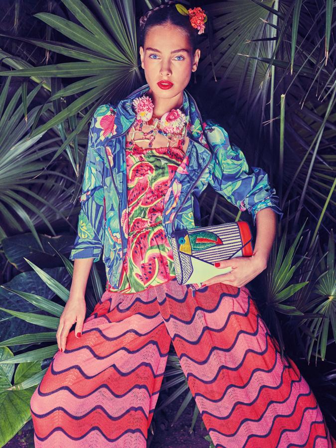 Cortavientos de Desigual, pantalón de M Missoni y bañador de Como un pez en el agua. Collar de Bimba y Lola, cascos de Claire’s y bolso de Yliana Yepez.