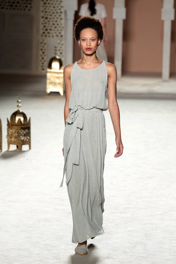 Scorpion ha presentado una colección de vestidos fluidos como este en color gris