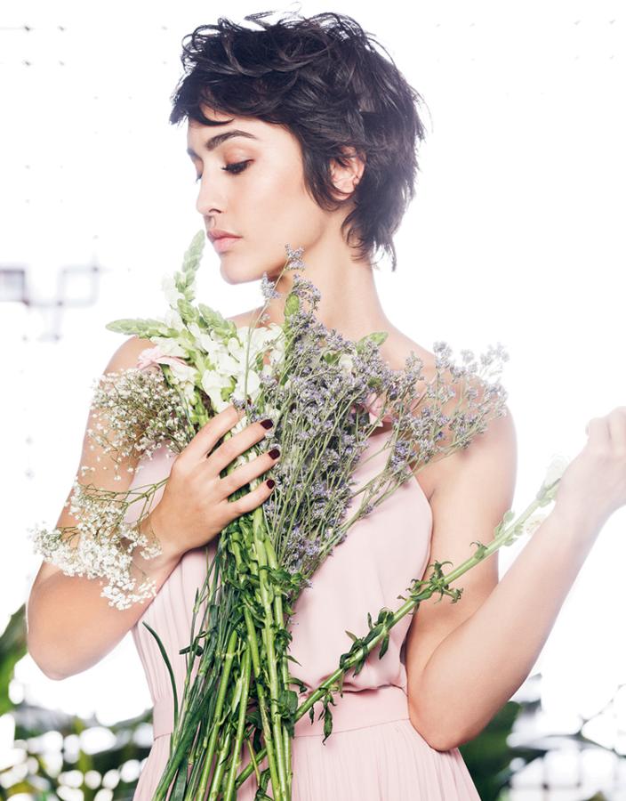 Megan Montaner esSara en 'La Embajada', la secretaria y a su vez amante de Eduardo (Raúl Arévalo).