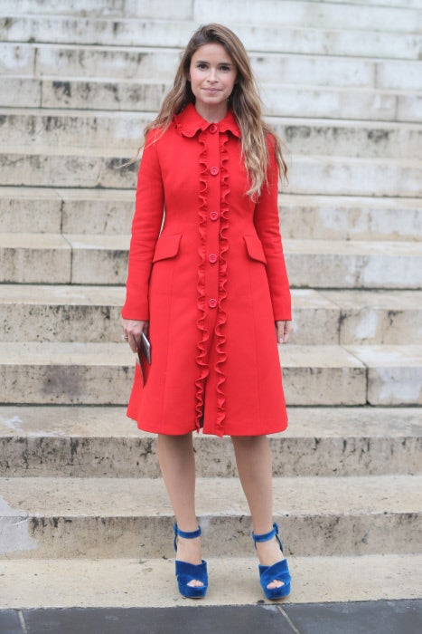 La influencer puso color a un lluvioso día en París con su look para el desfile de Atelier Versace