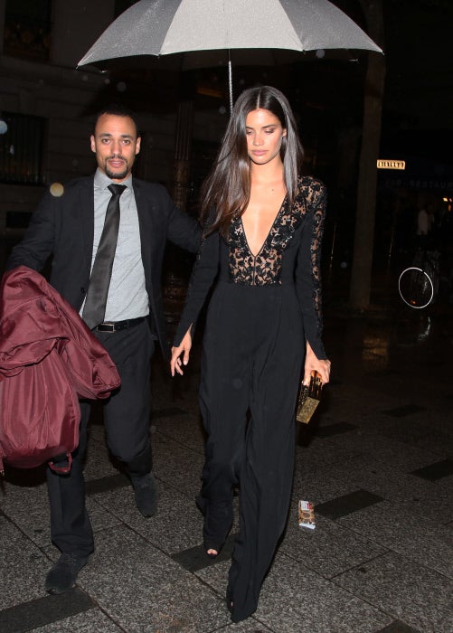 La top, a su llegada a la fiesta de Miu Miu.