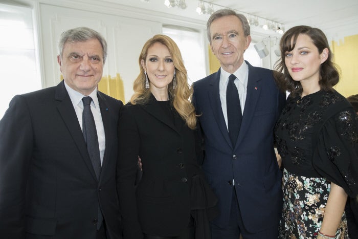 La cantante y la actriz, junto a Bernard Arnault y Sidney Toledano en el desfile de Christian Dior.