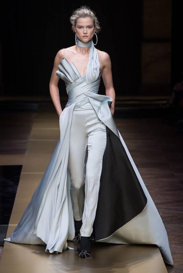 El satén protagoniza la mayoría de las prendas que Versace ha subido a la pasarela de París