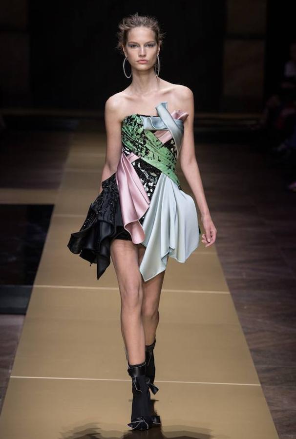 En varios colores jugando con las superposiciones es este modelo de vestido que propone la firma