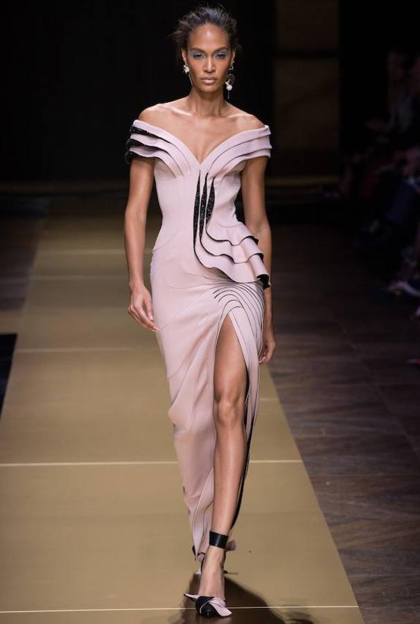 En rosa pálido con detalles en negro es este modelo de la firma