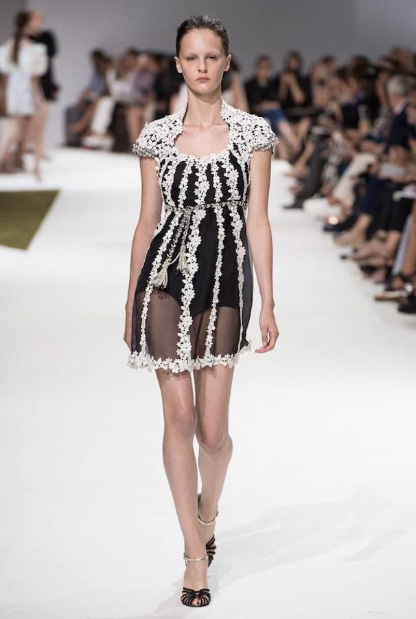 Con detalles de flores bordadas, uno de los diseños de Valli