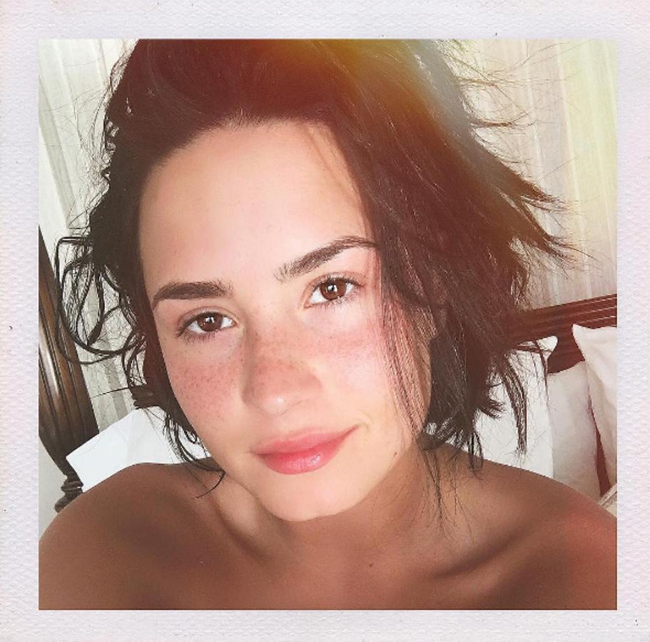 La cantante Demi Lovato sin maquillaje, dejando ver sus numerosas pecas en la nariz y en las mejillas.
