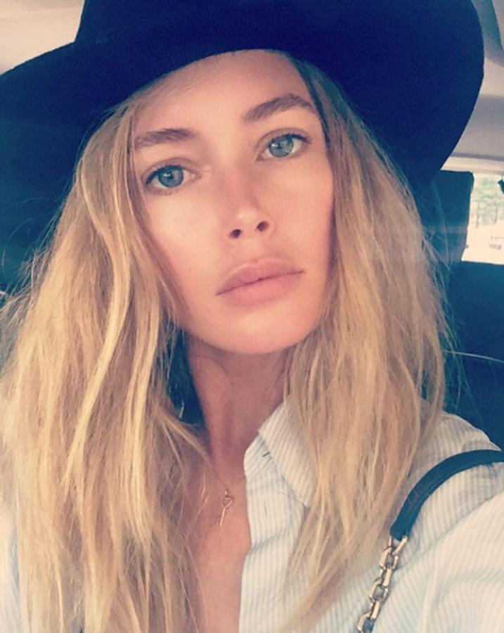 Sin maquillaje la súper modelo Doutzen Kroes sigue estando espectacular. La holandesa posee unos ojos azules y unos sensuales labios que no necesitan filtros.