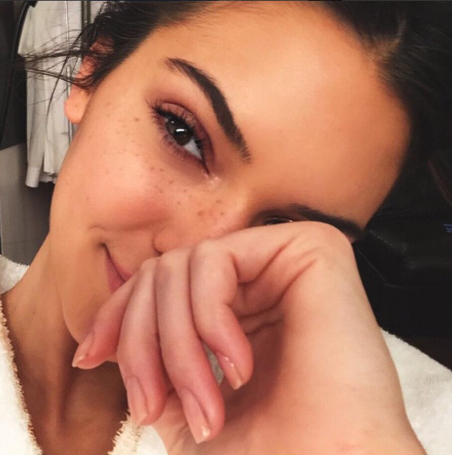 La modelo Kendall Jenner muestra su cara sin maquillaje, en una tierna imagen en la que podemos ver sus pecas.