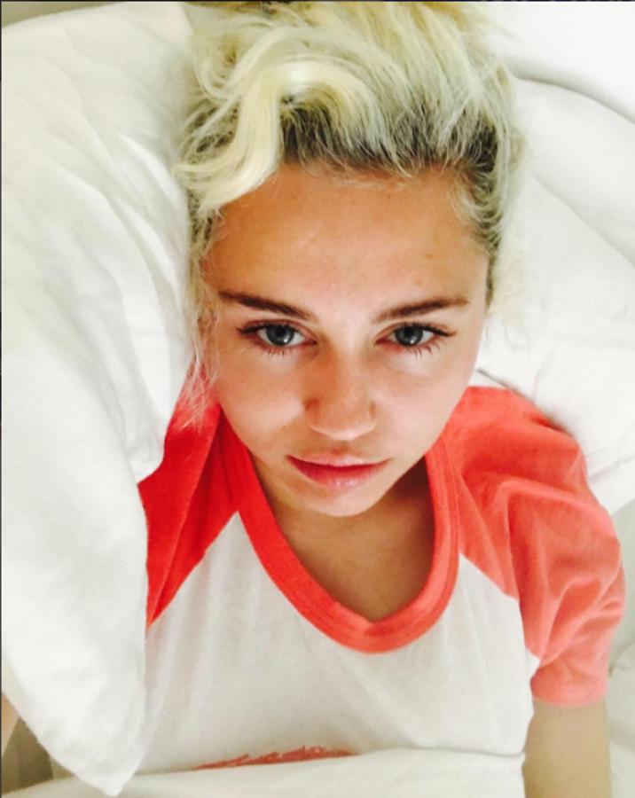 La cantante y actriz Miley Cyrus es otra de las famosas que se muestra antes sus miles de seguidores en Instagram con la cara lavada, sin una gota de maquillaje.