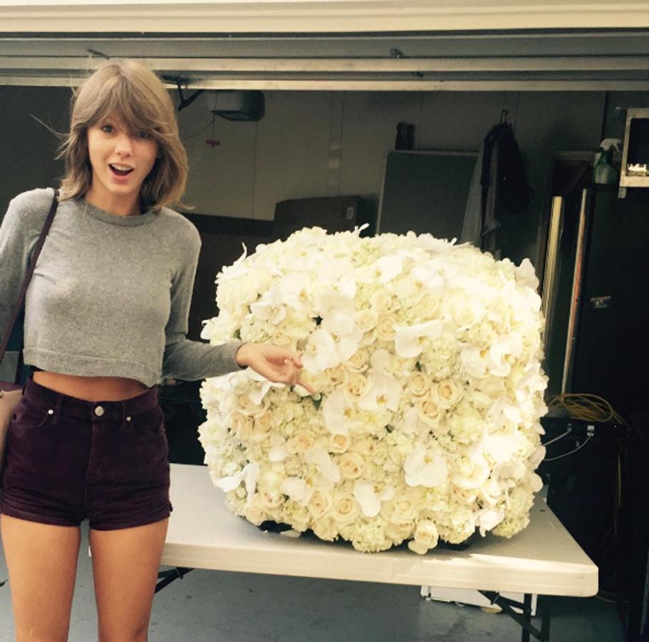 No es habitual verla al natural, pero Taylor Swift también se ha animado a posar en su cuenta de Instagram sin maquillaje.