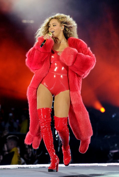 El 'rey del látex', Atsuko Kudo, firma este llamativo body rojo que Beyoncé combina con botas 'cruissaders' de charol y maxi pieles. Para pasar inadvertida, vamos...
