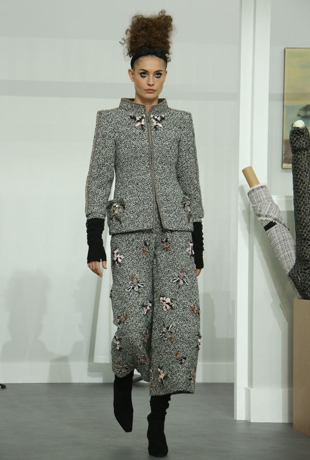 Otro de los conjuntos con detalles bordados en la zona del pantalón