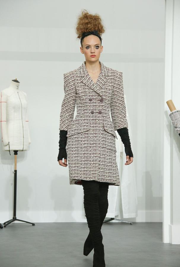 La firma apuesta por sus clásicos como el tweed en prendas como esta