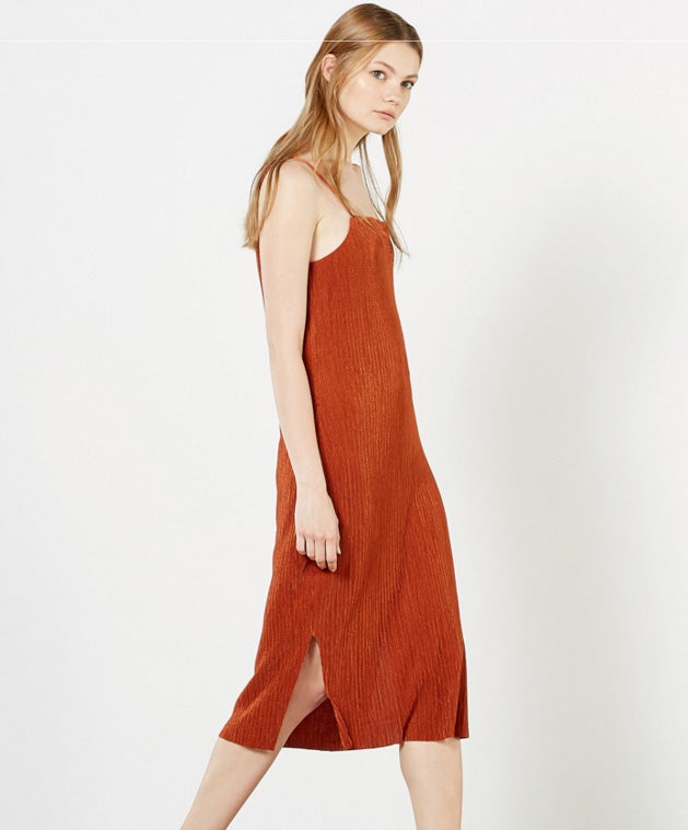 Ideal para soportar las altas temperaturas de las noches de verano, este vestido de Sfera (Precio rebajado de 29.99 euros a 11.99 euros)