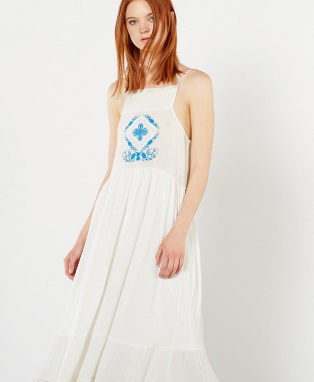 ¿Qué sería del verano sin un vestido blanco? En Sfera puedes encontrar este a un precio asequible (Precio: 25.99 euros a 14.99 euros)