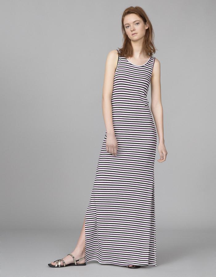 Largo y a rayas, este vestido de Blanco es perfecto para largas jornadas (Precio rebajado de 29.99 euros a 14.99 euros)