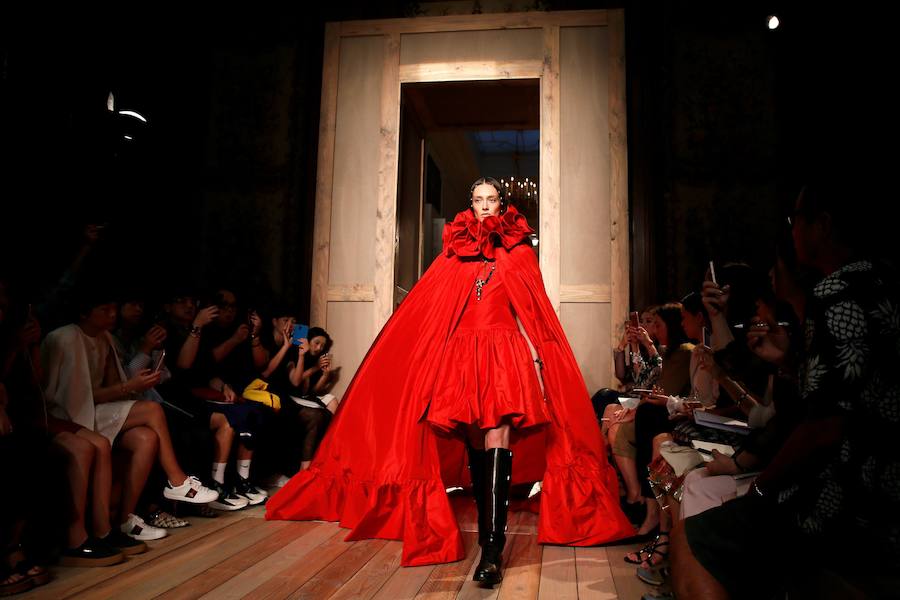 Uno de los teatrales looks en rojo que presentó Valentino en París
