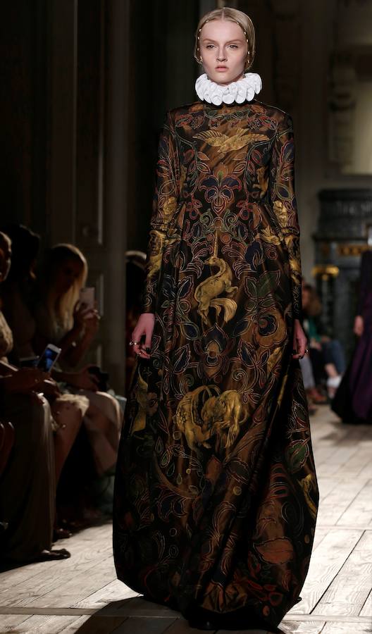 Uno de los elaborados vestidos que la firma presentó sobre la pasarela de París