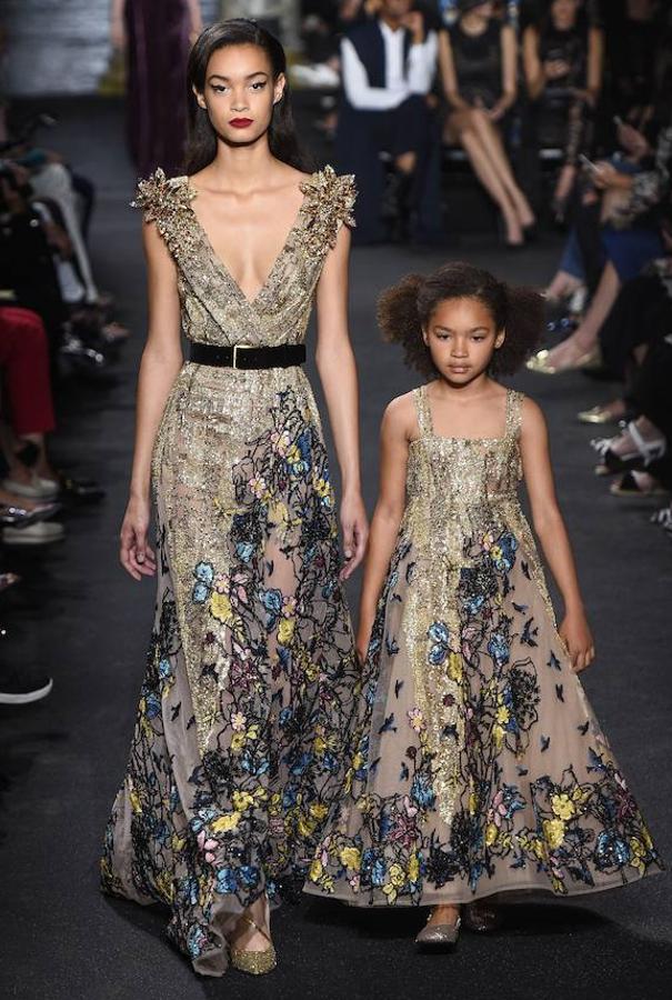 Otro de los diseños con motivos dorados y floreados que está en versión mini y maxi