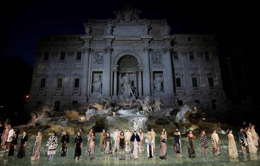 La Fontana di Trevi, restaurada con dinero aportado por la firma Fendi, fue empleada de escenario perfecto para el desfile