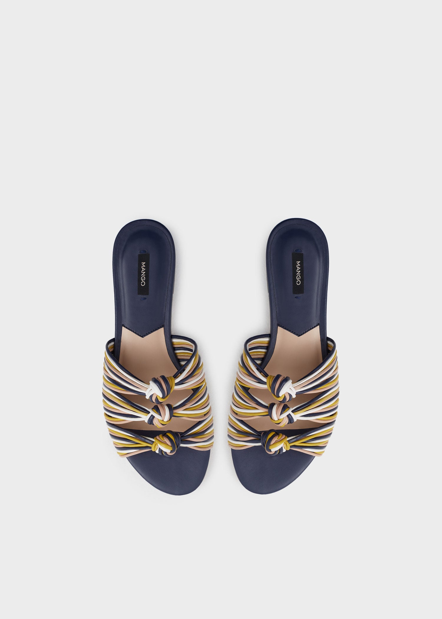 Uno de los pares que mezclan comodidad y estilo disponible en rebajas (Precio rebajado de 19.99 euros a 9.99 euros).