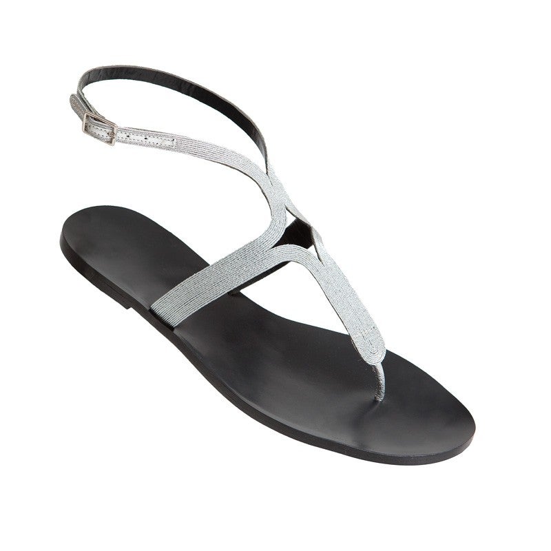 El minimalismo también puede ser una opción perfecta a la hora de elegir sandalias con las que sobrevivir al calor. En Mas34 tienes modelos como este (Precio rebajado de 79 euros a 69 euros).