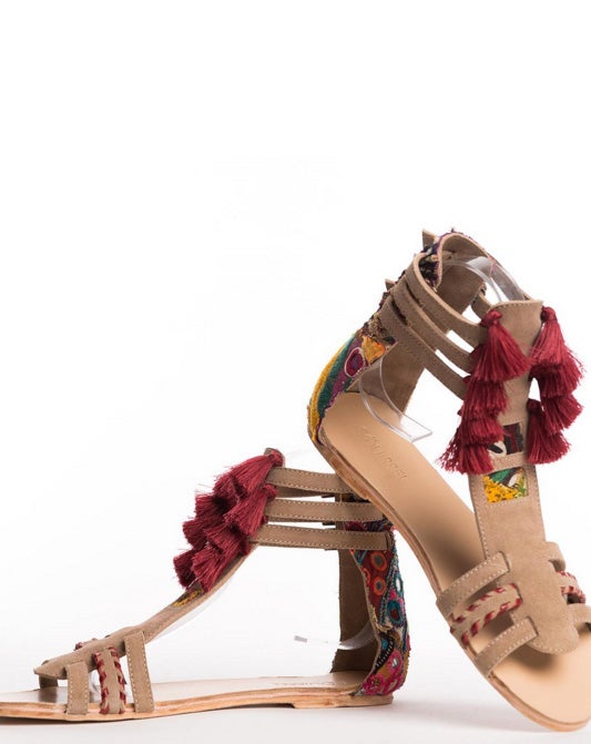 Otra de las propuestas de estilo étnico a base de estampados, flecos, espejos y pompones (Precio rebajado de 109 euros a 76,30 eros).