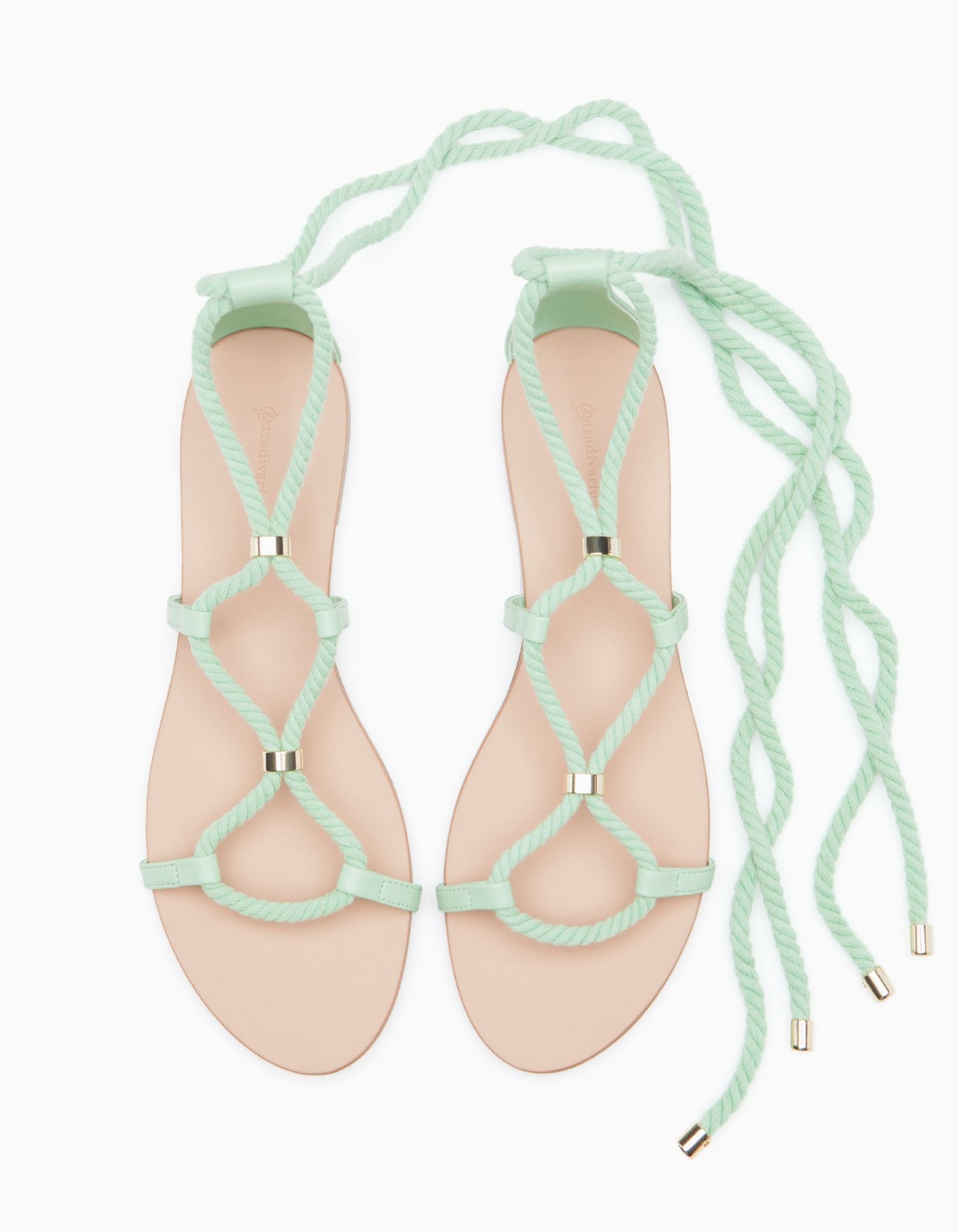 Coloridas y con tiras son estas sandalias que propone Stradivarius para el verano (Precio rebajado de 19.99 euros a 12.99 euros).