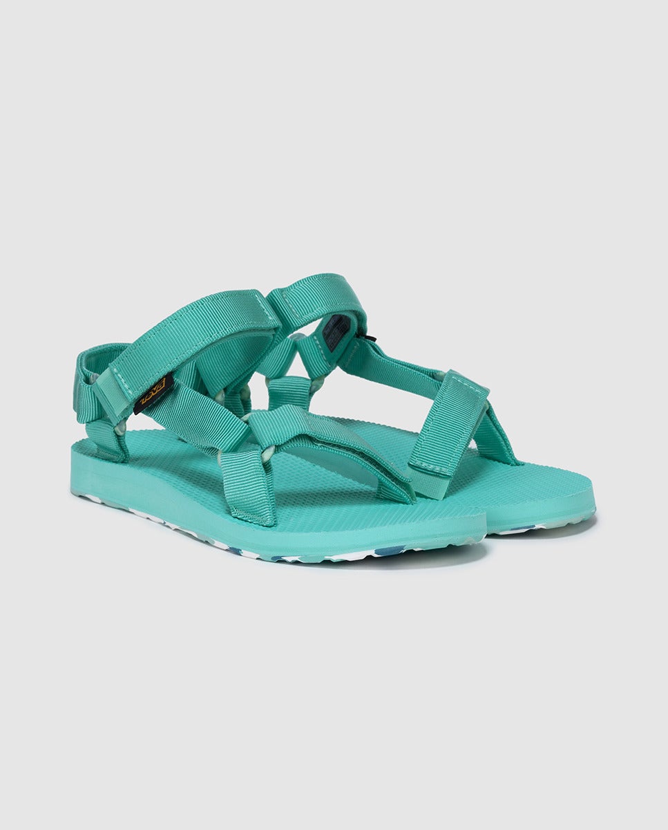 O te encantan o te espantan, pero las sandalias de estilo deportivo han venido para quedarse y las Teva son las reinas (Precio rebajado de 50 euros a 40 euros).