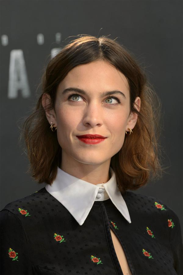 Muchas famosas como Alexa Chung, lucen un long bob, como evolución del bob. La 'it girl' británica apuesta por un peinado 'messy' y raya en el medio.