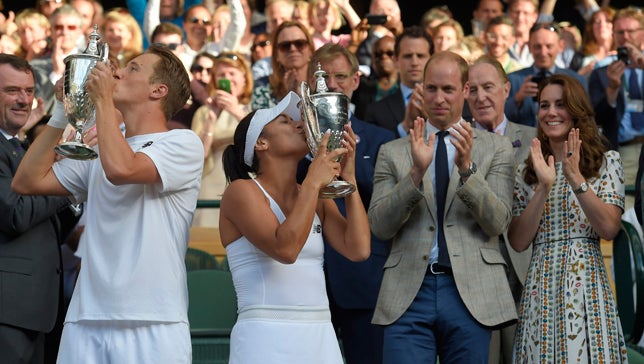 Guillermo de Inglaterra y Kate Middleton entregaron el trofeo a los ganadores del torneo de dobles mixtos.
